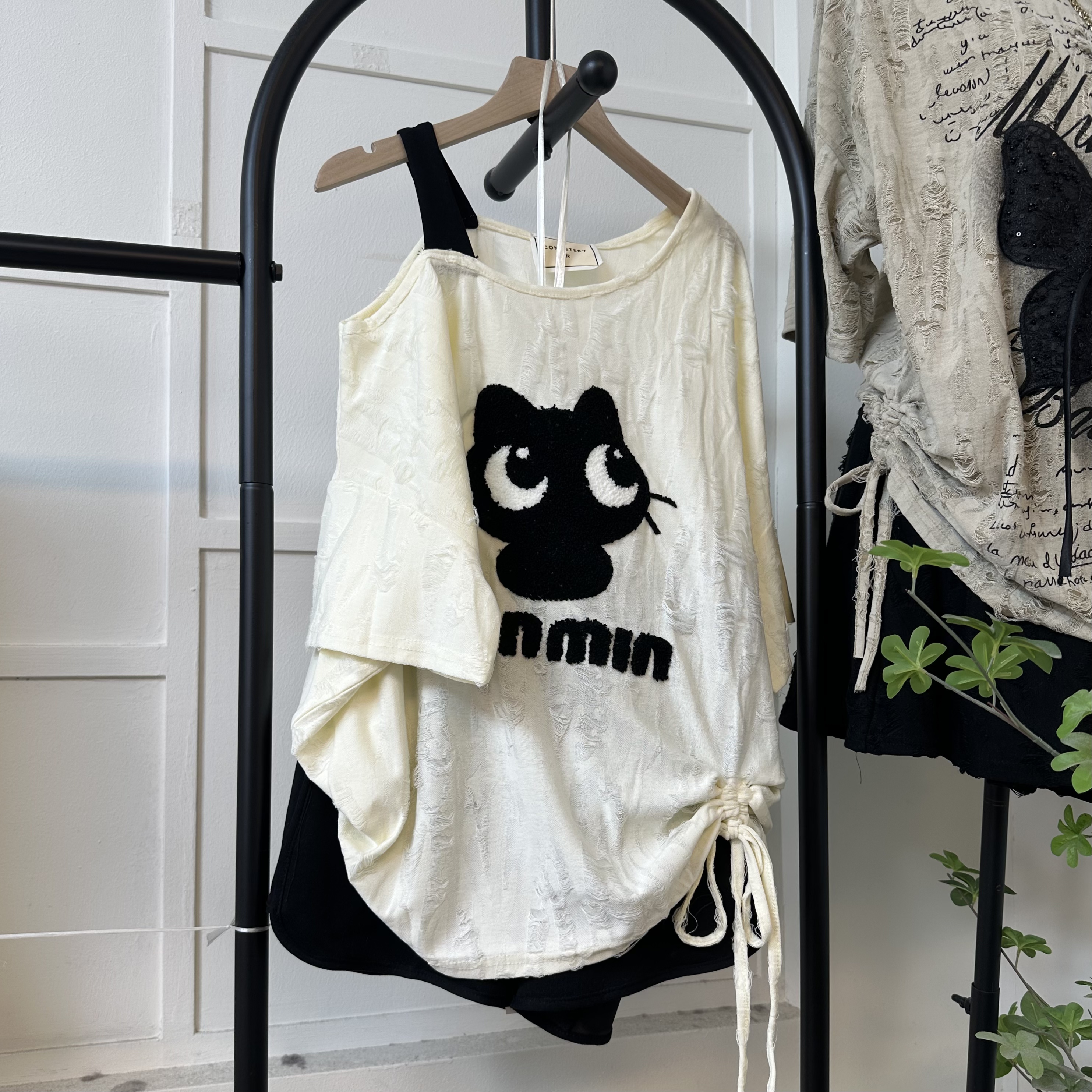 （莹宝小黑猫短袖-曼钿）复古破坏感斜领短袖T恤女夏季设计