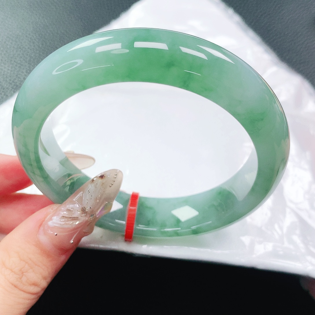 翡翠手镯未镶嵌55圈