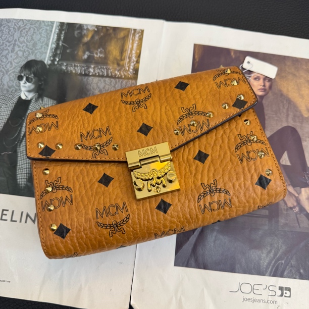 99新 MCM 大麦中古/mcm干邑色铆钉链条信封包/