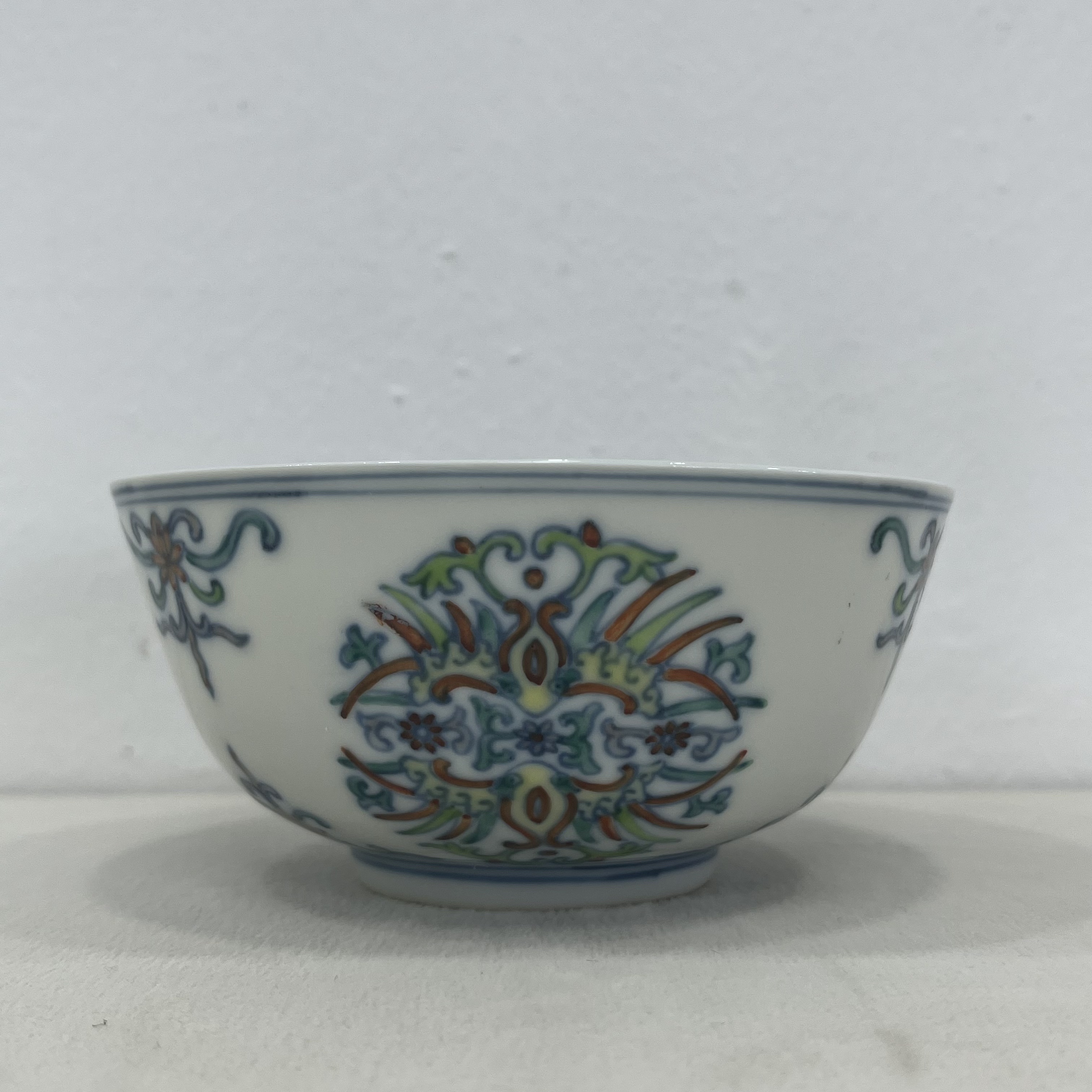 斗彩仿官团花碗01029