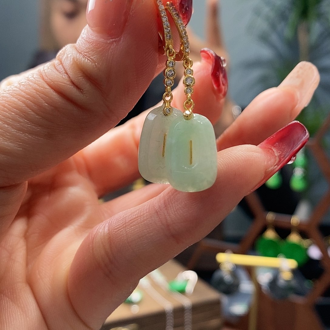 翡翠耳饰未镶嵌翡翠