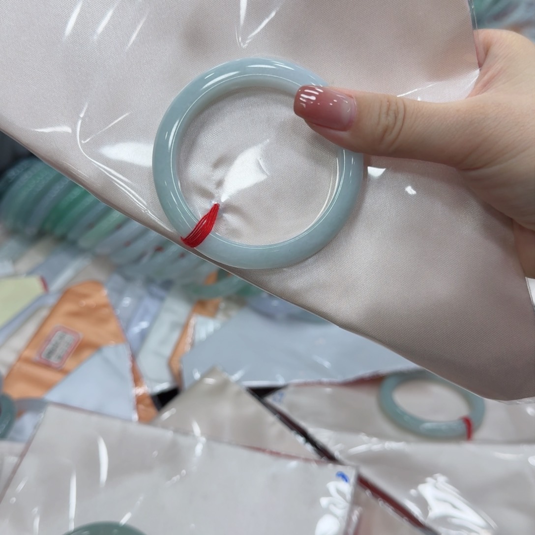 翡翠手镯未镶嵌空*?买断