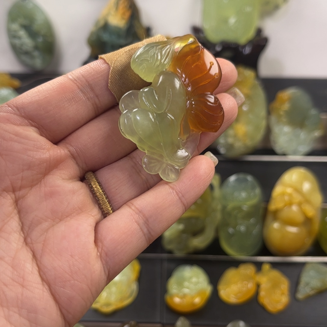 南***落蛇纹石玉未镶嵌颈饰