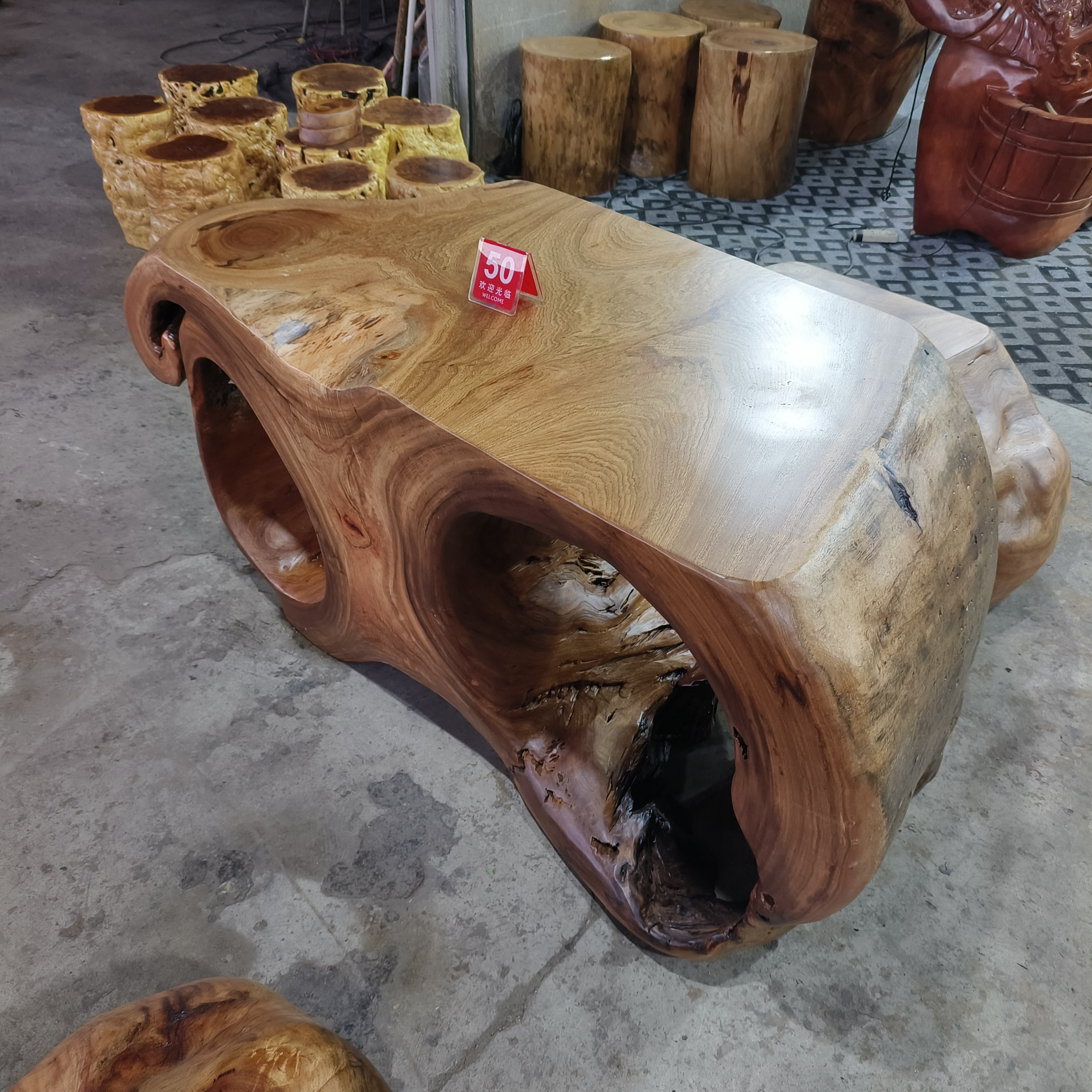 香樟木材质整体无拼接桌子