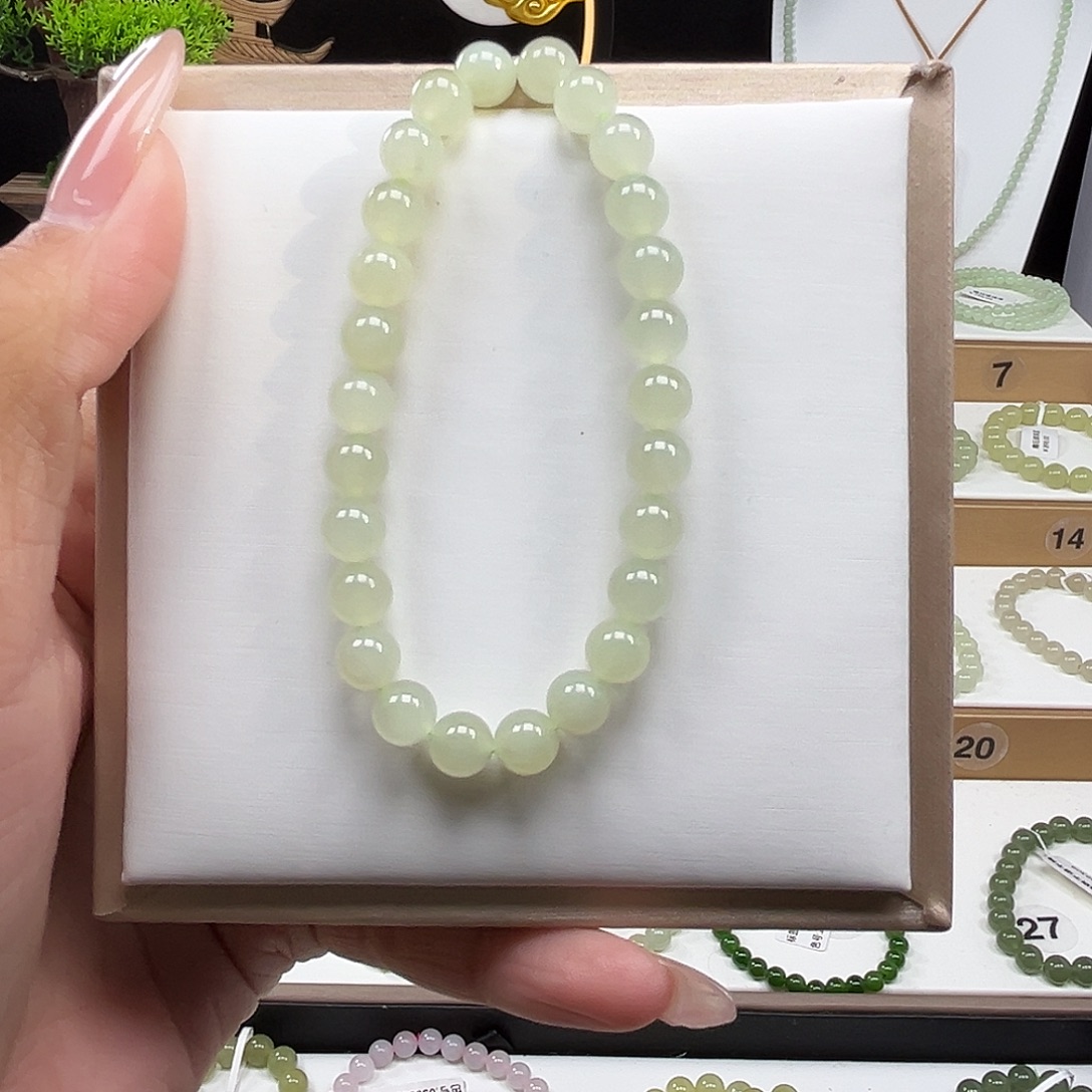 英***子和田玉未镶嵌手串