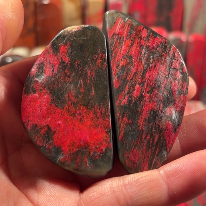 鸡血石石****g软玉牛角地