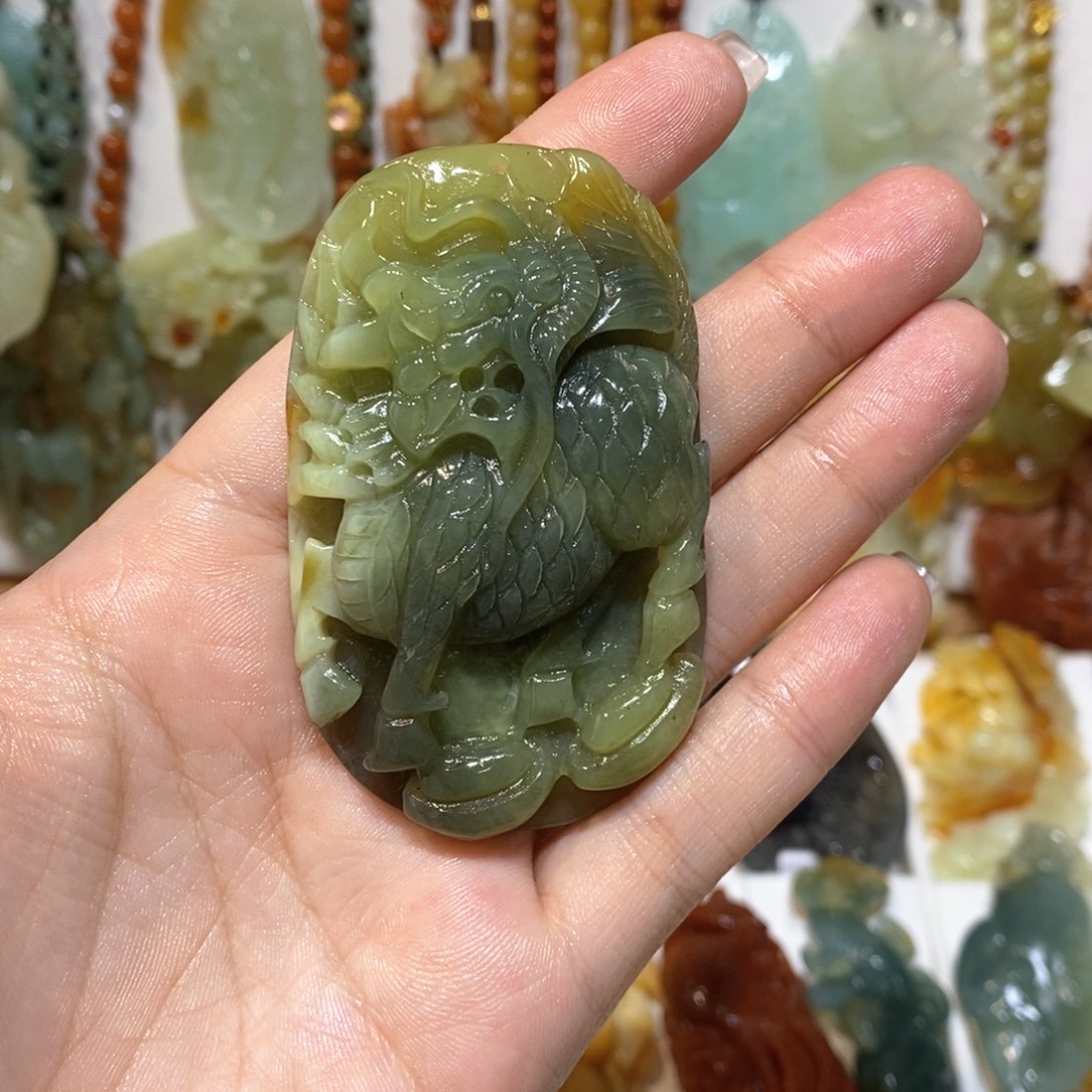 蛇纹石玉颈饰未镶嵌