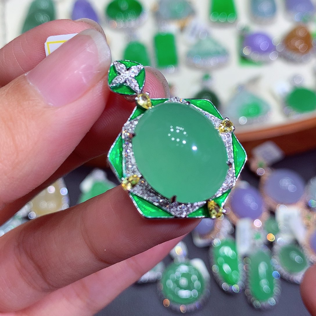 翡翠吊坠(不含链)18K金镶嵌