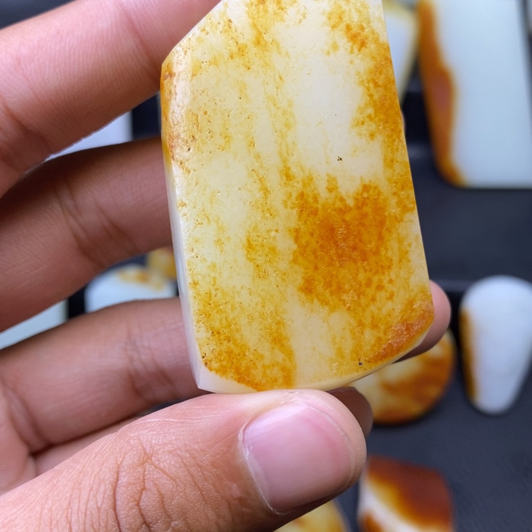 未镶嵌吊坠定制和田玉天**勤