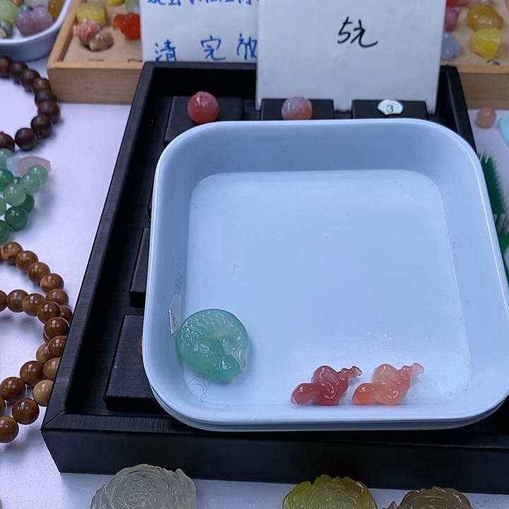 玛瑙/玉髓雕刻件未镶嵌草****龙