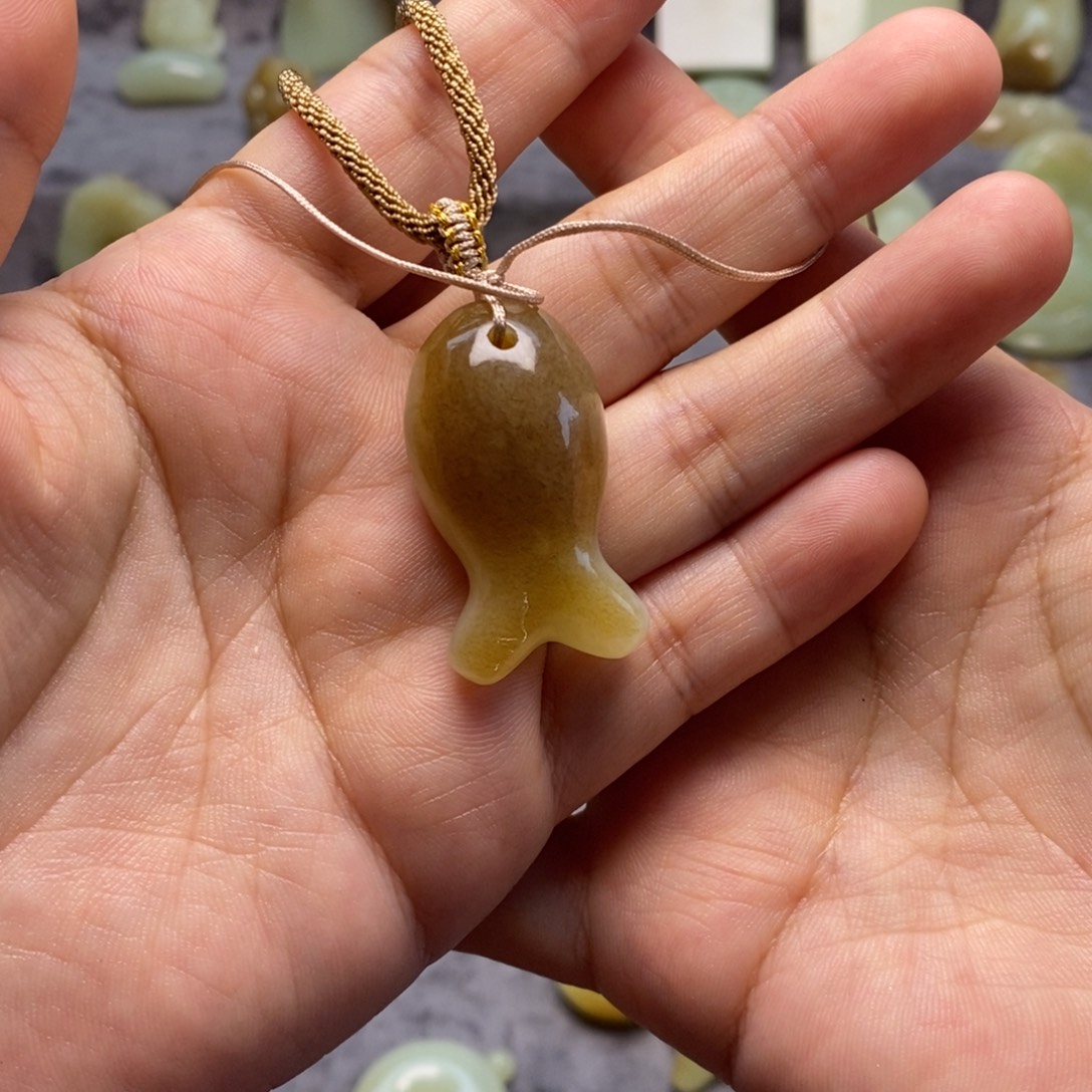 3***C和田玉（糖玉）未镶嵌颈饰