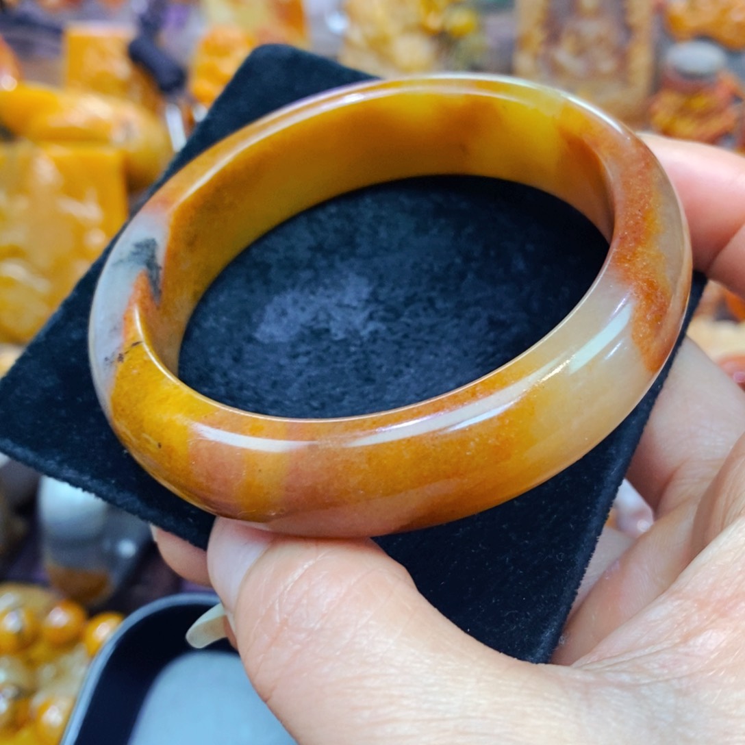 未镶嵌石英质玉（黄龙玉）颈饰