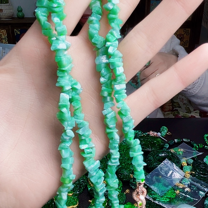 翡翠未镶嵌颈饰多样性