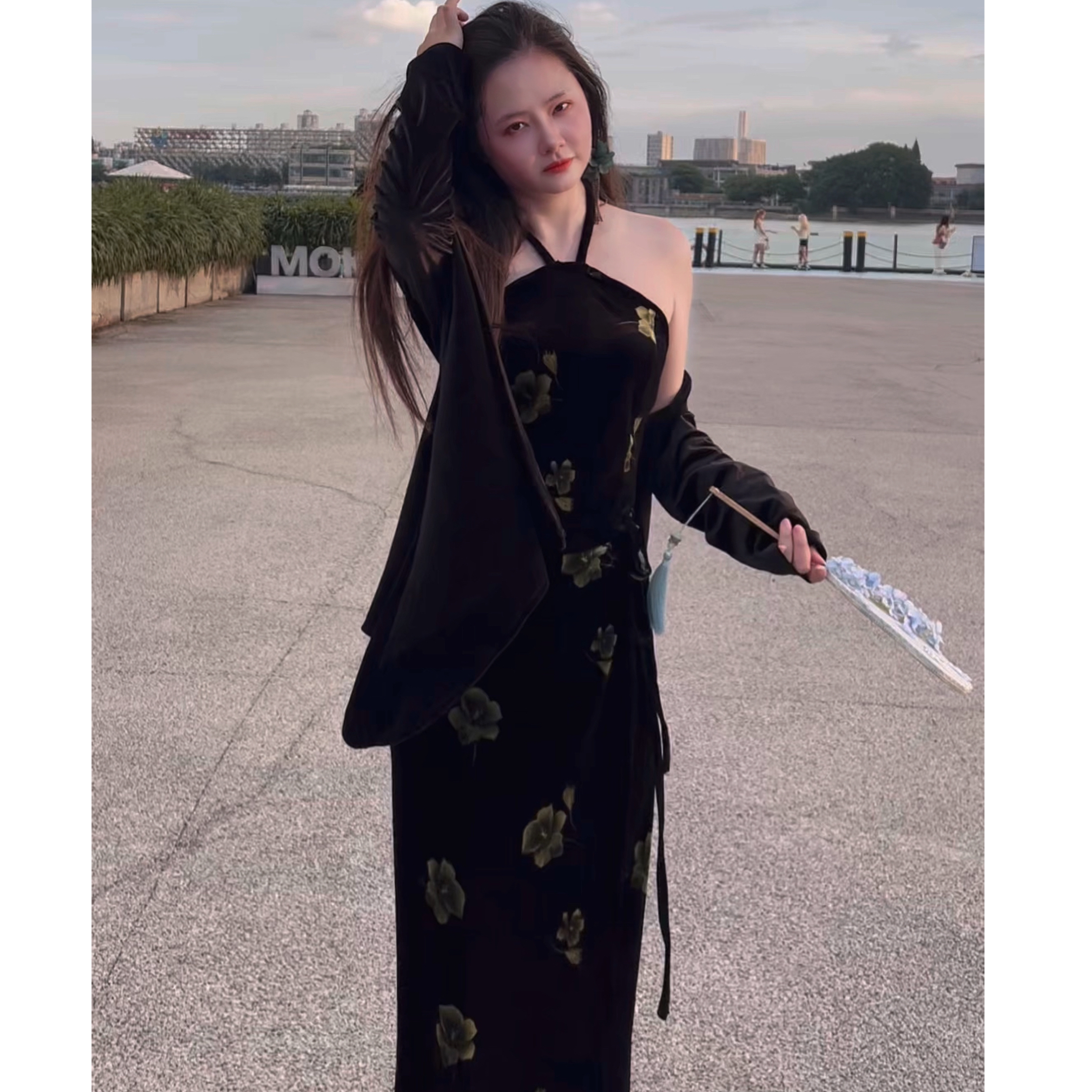 泽蓓花 秋冬复古弹力丝绒印花挂脖肚兜背心上衣+一片式半身裙套装
