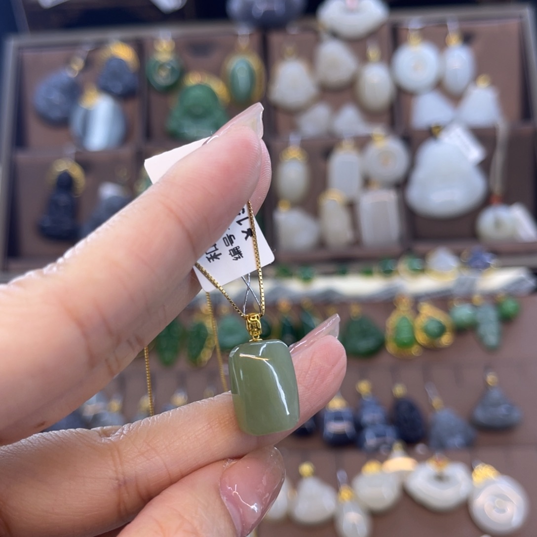 和田玉吊坠18K金镶嵌