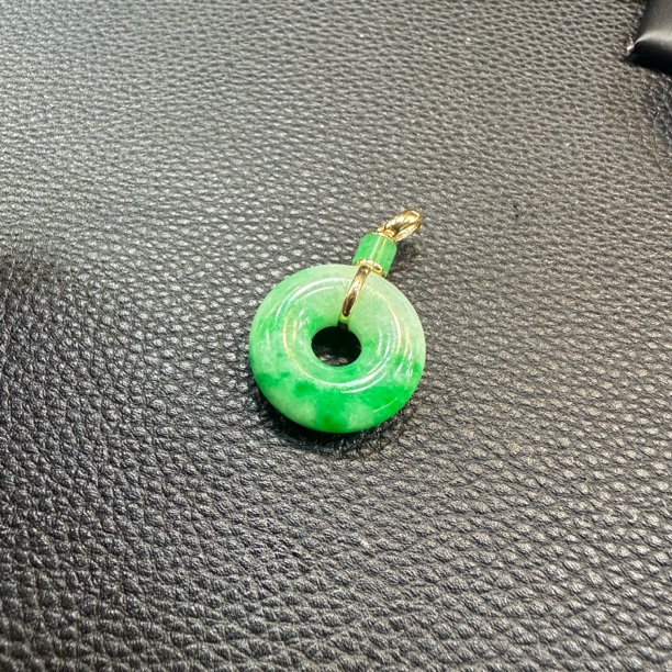 18 K金镶嵌缅甸的翡翠甜甜圈吊坠尺寸34、21.5、7.1