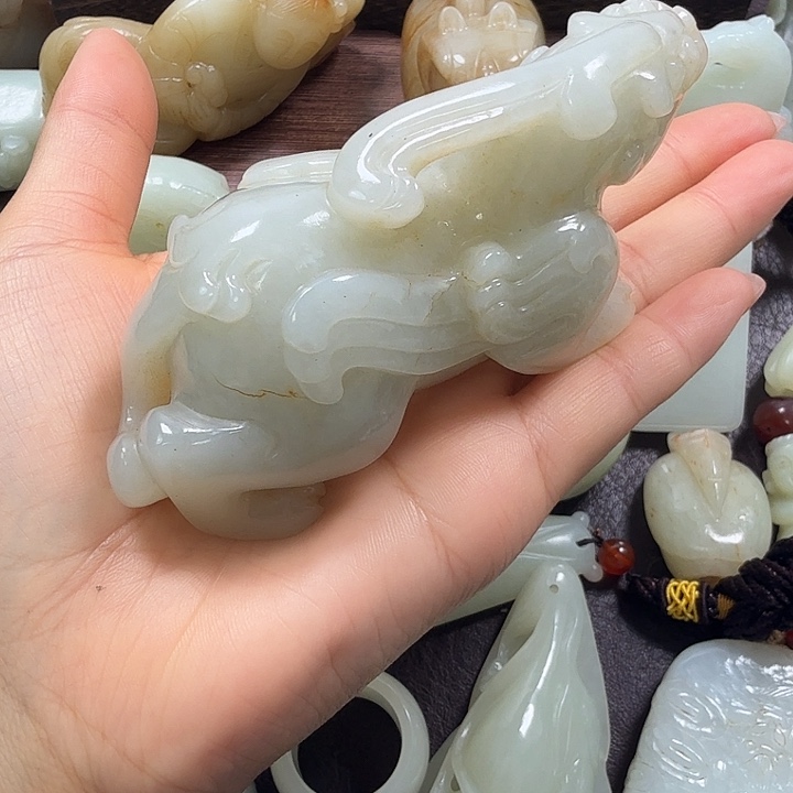 只***见和田玉未镶嵌挂件