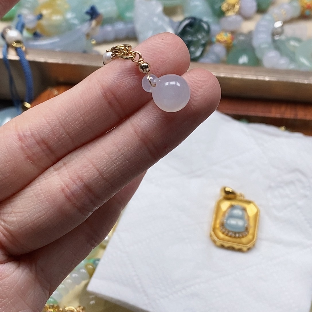 翡翠颈饰未镶嵌闪