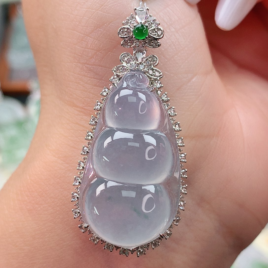 颈饰18K金镶嵌翡翠豆子