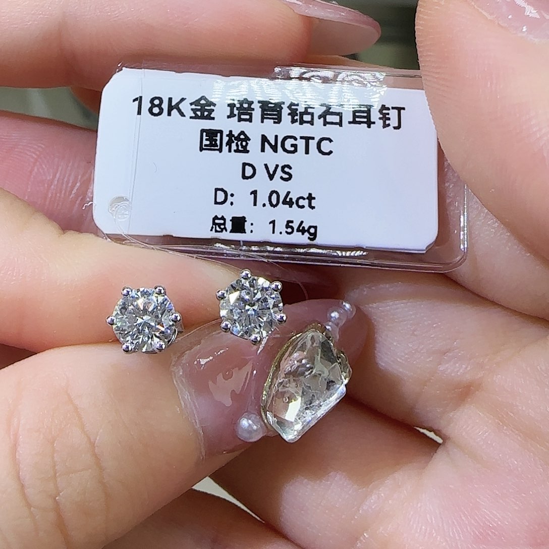 实验室培育钻石18K金镶嵌马*燕一卡六爪耳钉
