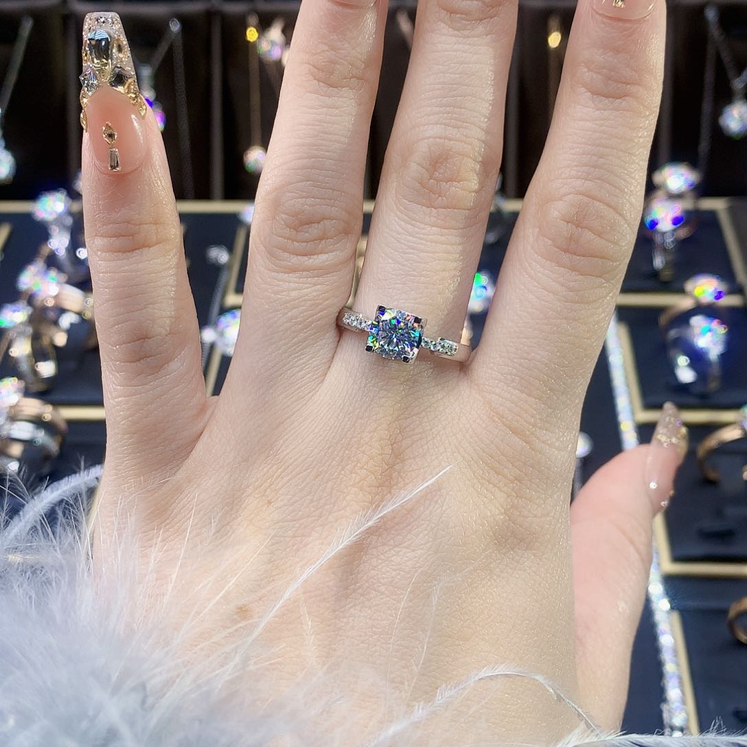 合成碳硅石（莫桑石）戒指/指环18K金镶嵌孙*瓶