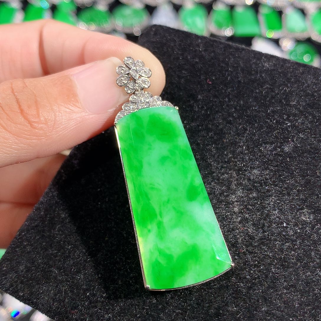 翡翠18K金镶嵌颈饰