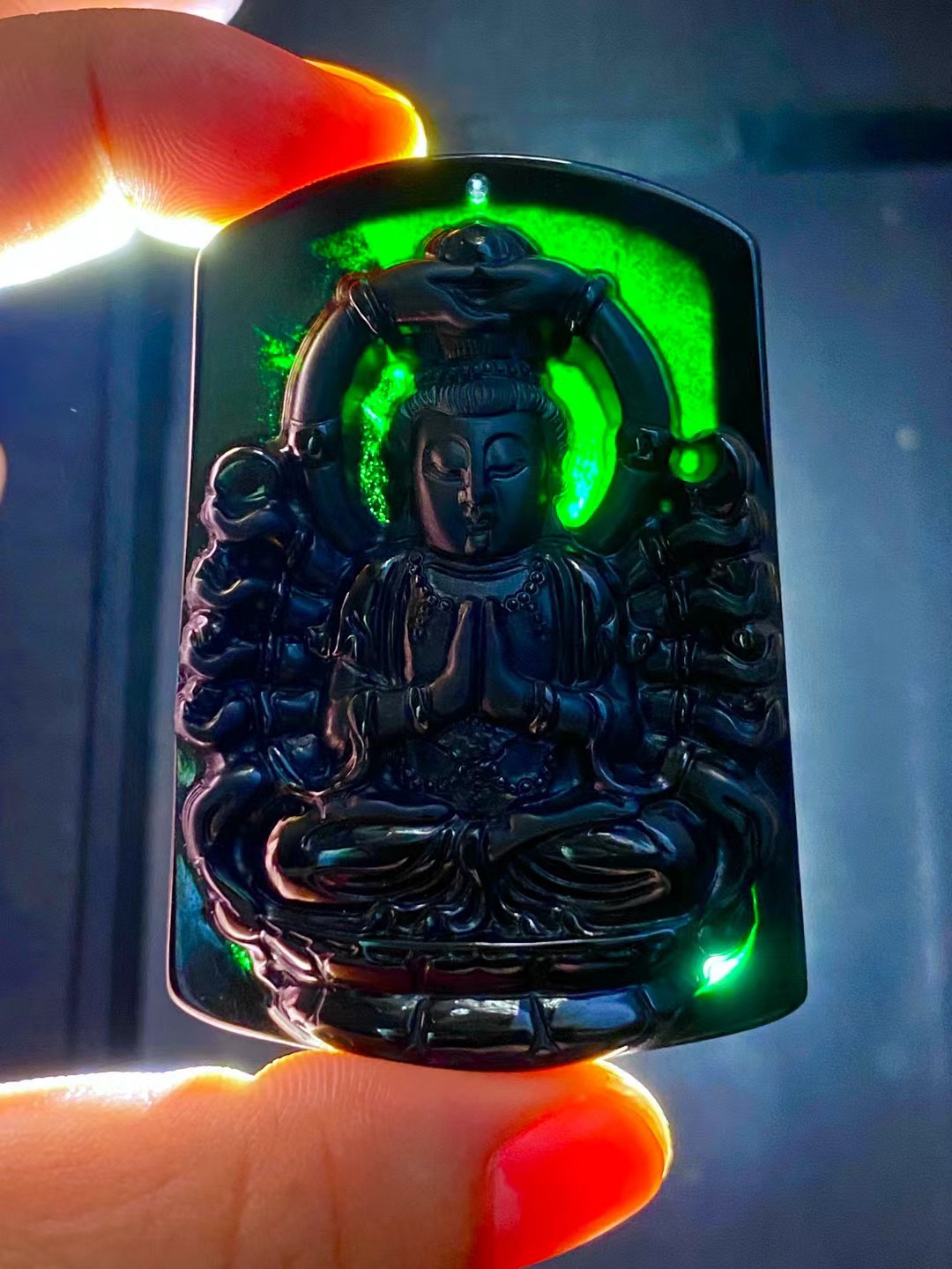 墨翠千手观音，雕工精细