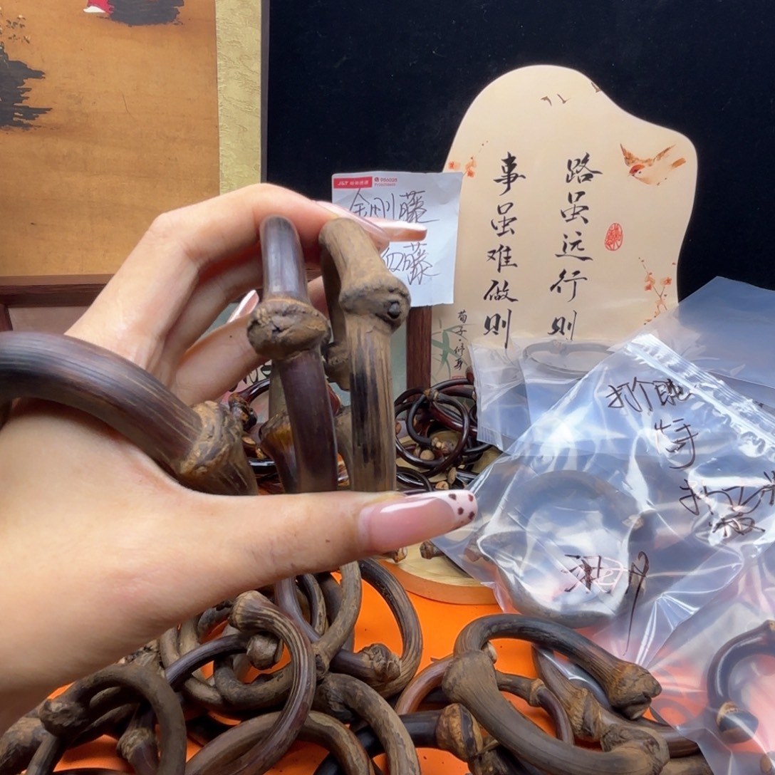 甜****木质非金属藤镯子