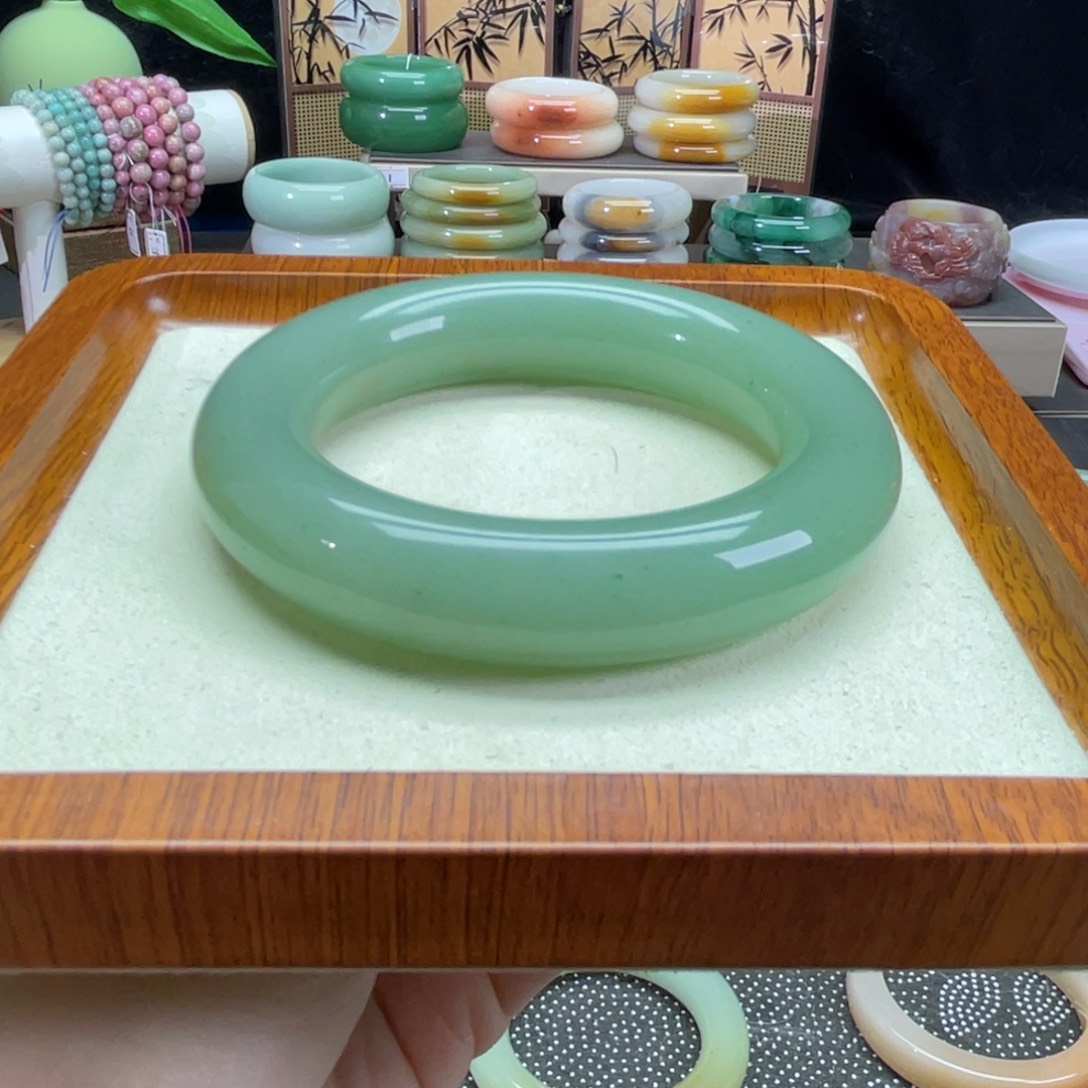 郝***鑫石英质玉未镶嵌手镯