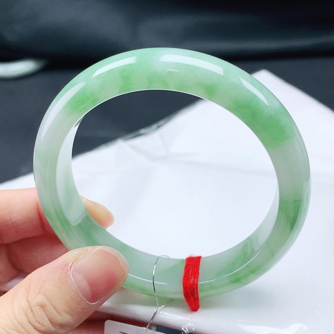 翡翠手镯未镶嵌56圈