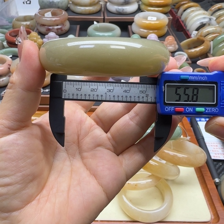 石英岩玉未镶嵌手镯不退换