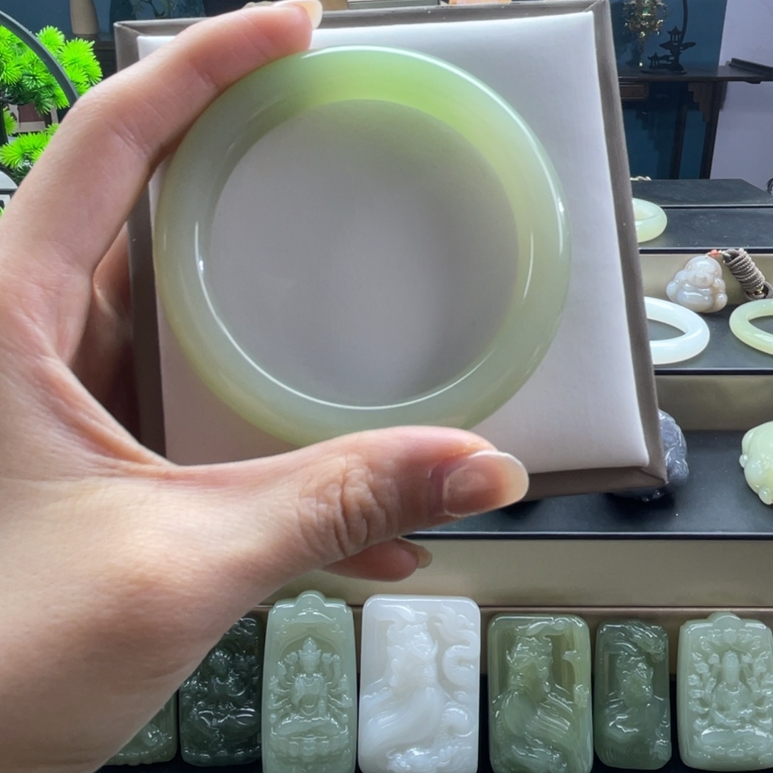 和田玉未镶嵌手镯翠青56