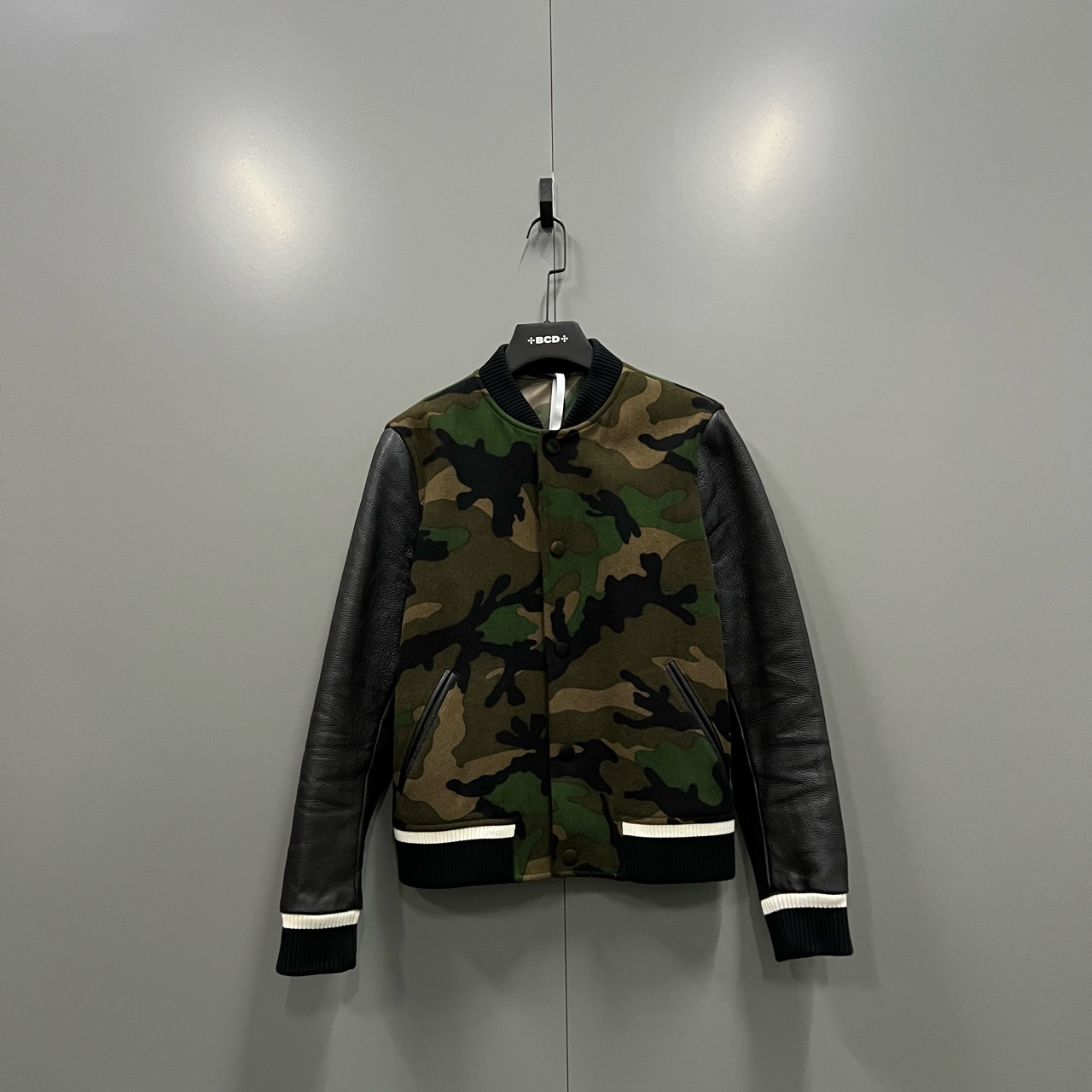 95新 Valentino/华伦天奴 jp1218 皮袖迷彩棒球外套 44码 000148