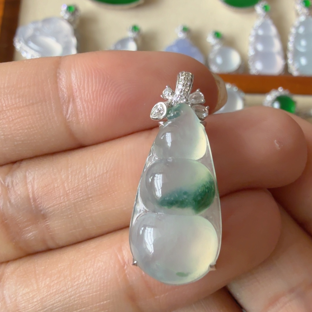 翡翠18K金镶嵌颈饰吊坠