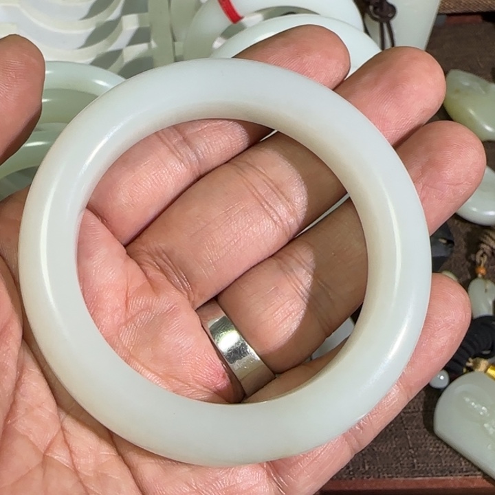 和田玉手镯未镶嵌我***爸