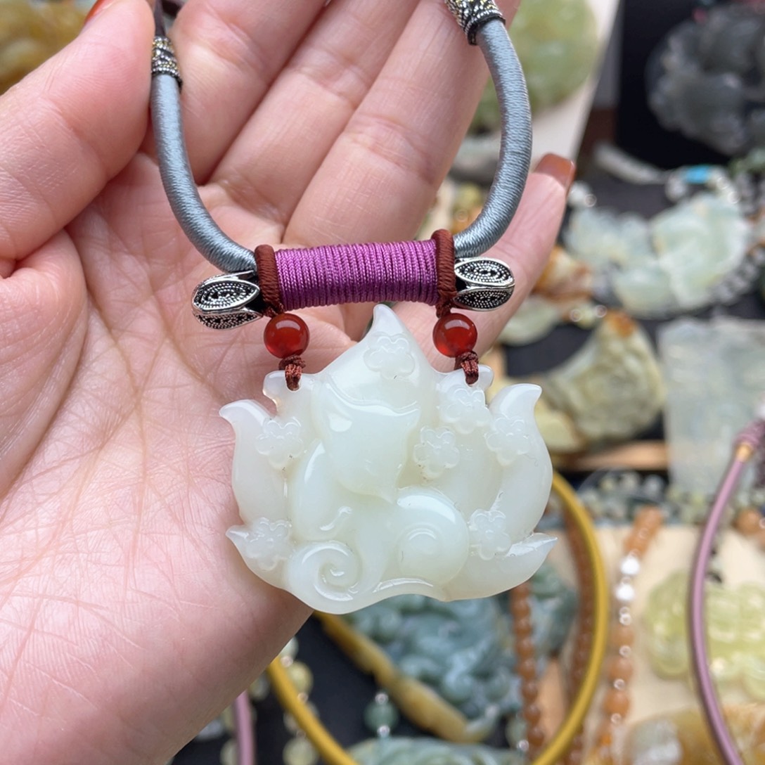 蛇纹石玉颈饰未镶嵌