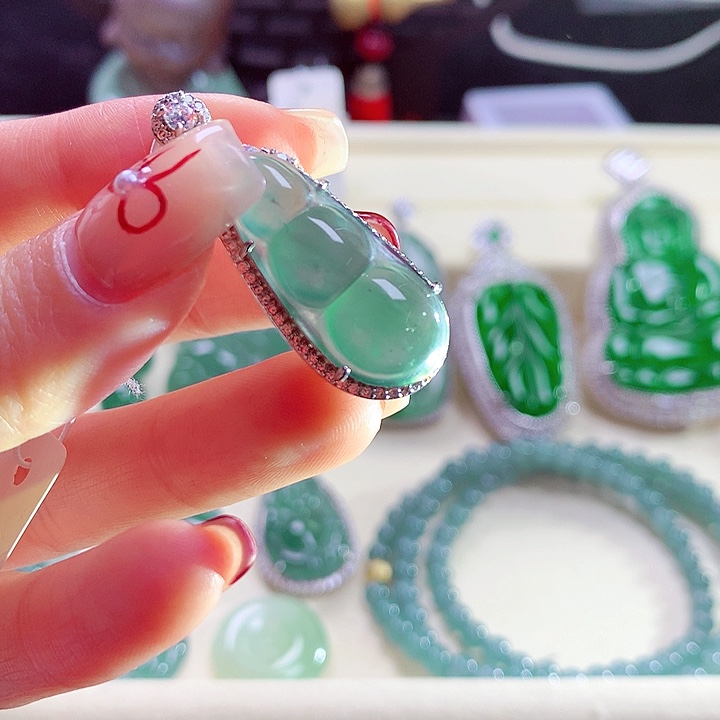 翡翠颈饰未镶嵌天然