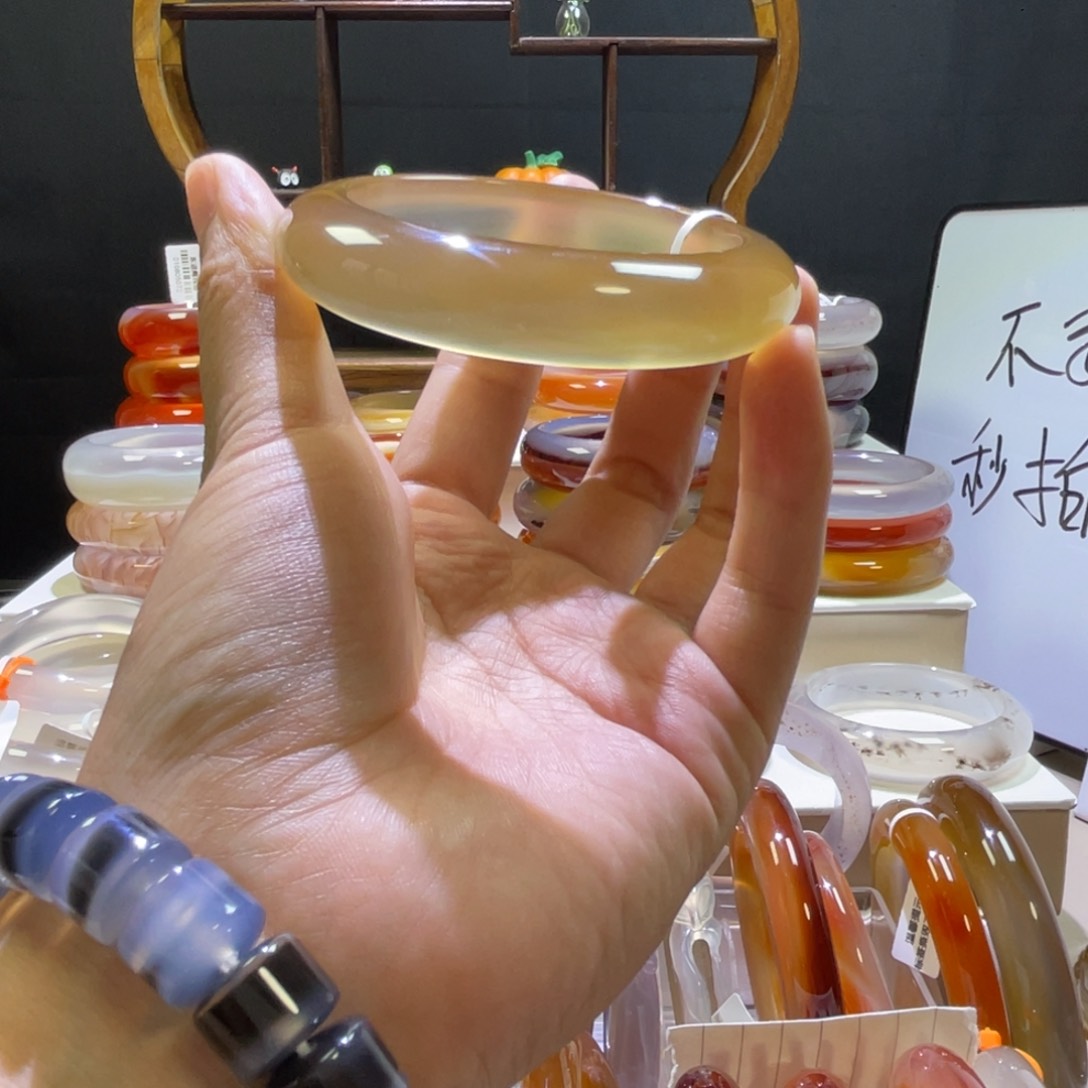 J***M玛瑙/玉髓手镯未镶嵌