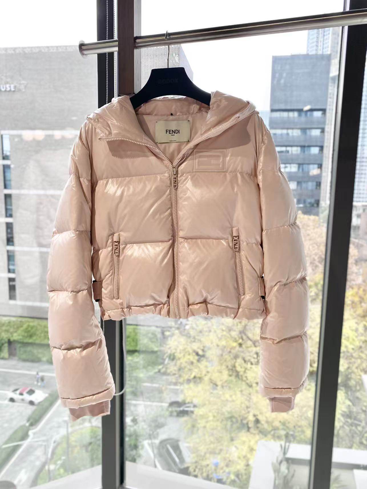 95新 FENDI/芬迪 aa3837 羽绒 粉色短款羽绒服 m码 