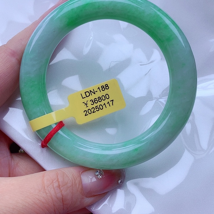 翡翠手镯未镶嵌翡翠