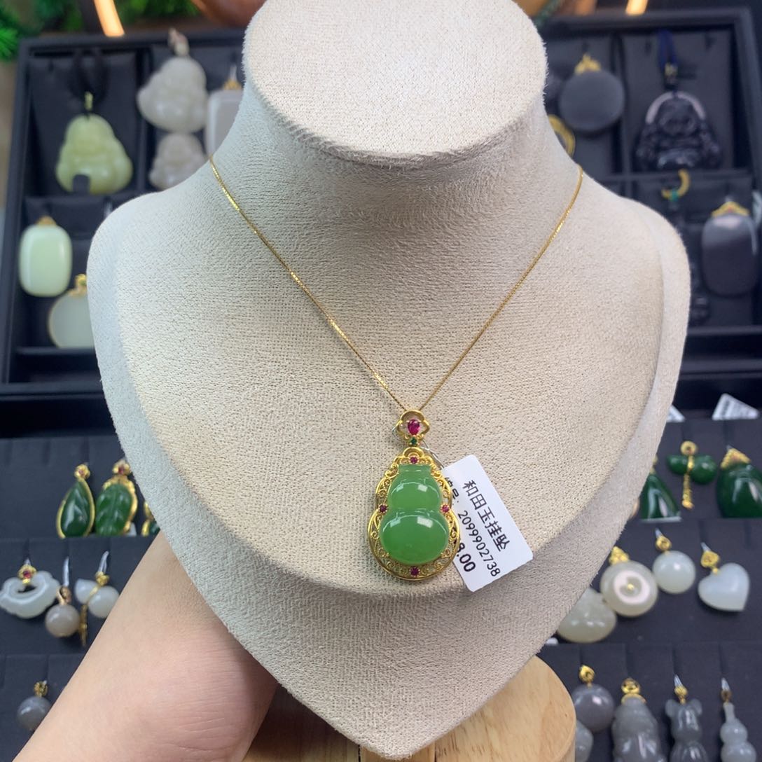 和田玉吊坠18K金镶嵌