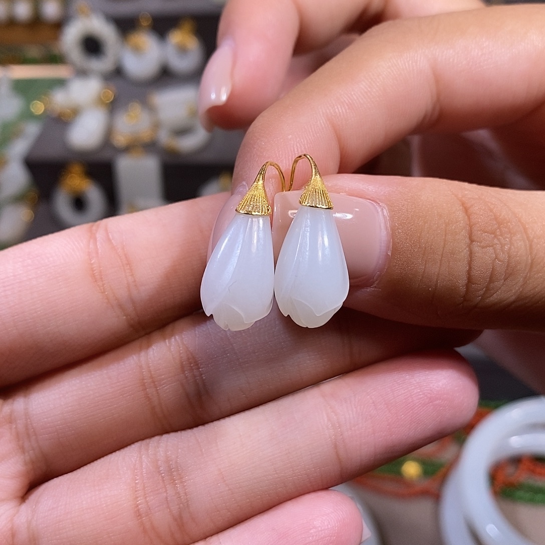 和田玉18K金镶嵌颈饰玉兰花耳饰