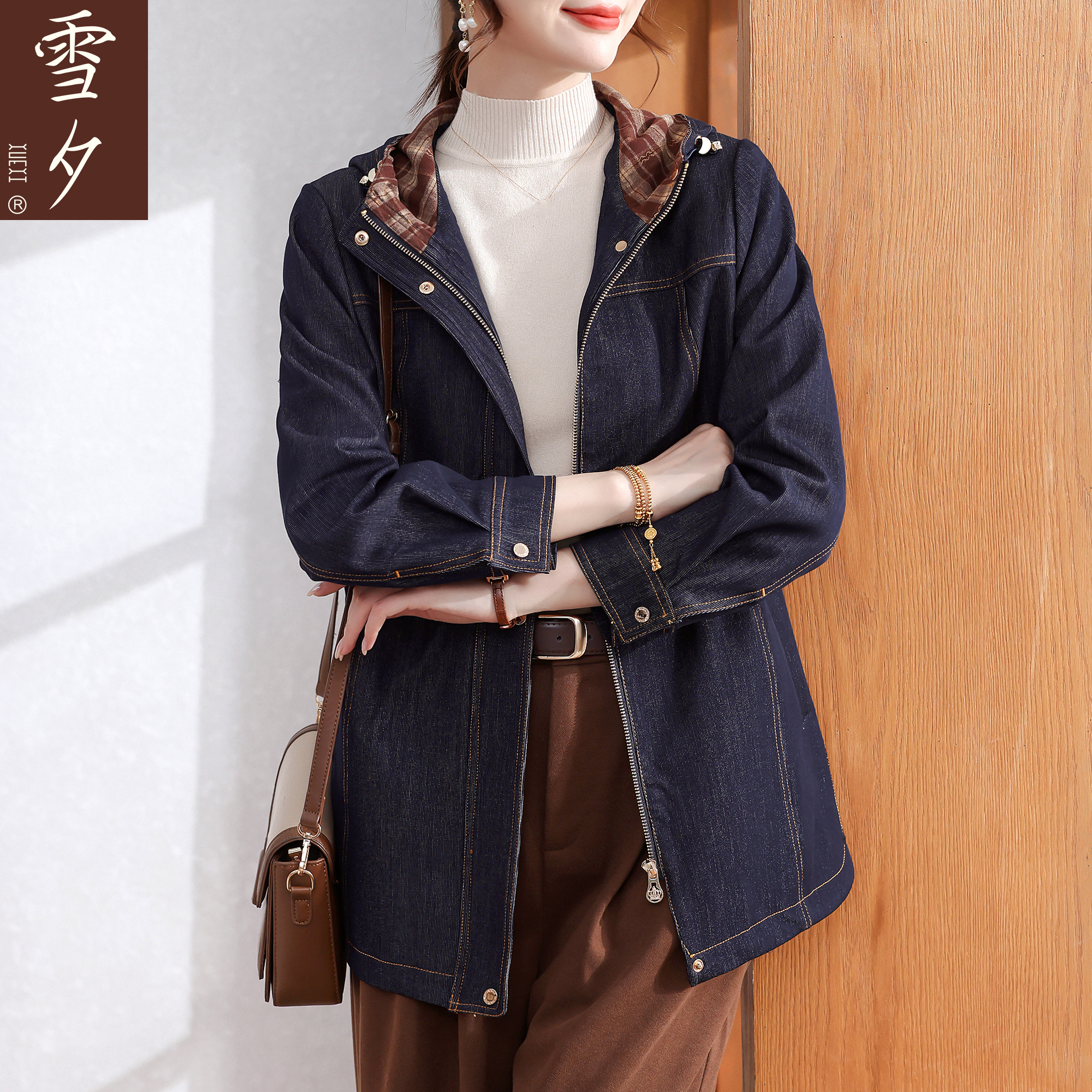妈妈秋装牛仔外套2025新款洋气今年流行的中老年女装连帽大码上衣