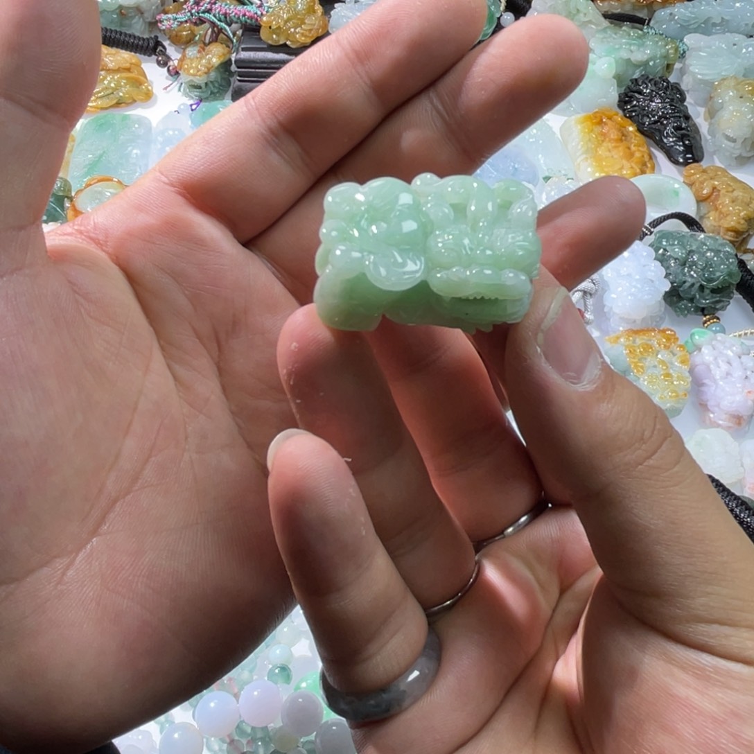 翡翠颈饰未镶嵌天然