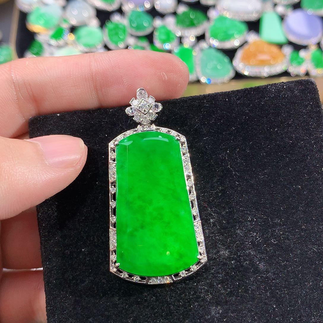 翡翠18K金镶嵌颈饰