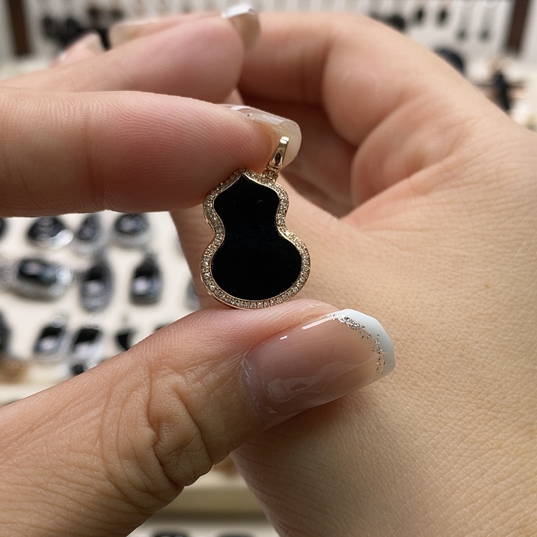 颈饰18K金镶嵌翡翠