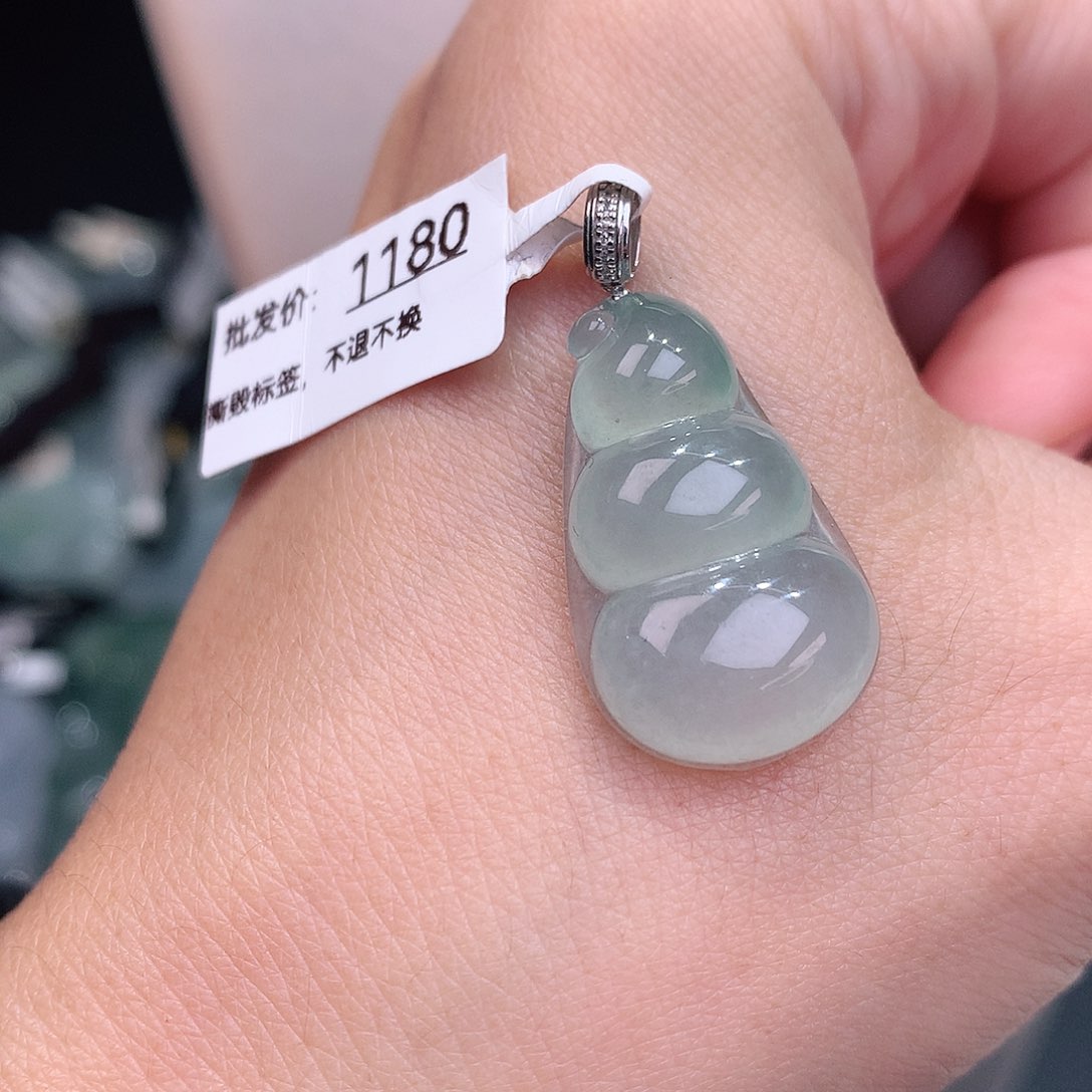 颈饰18K金镶嵌翡翠正冰晴底福豆