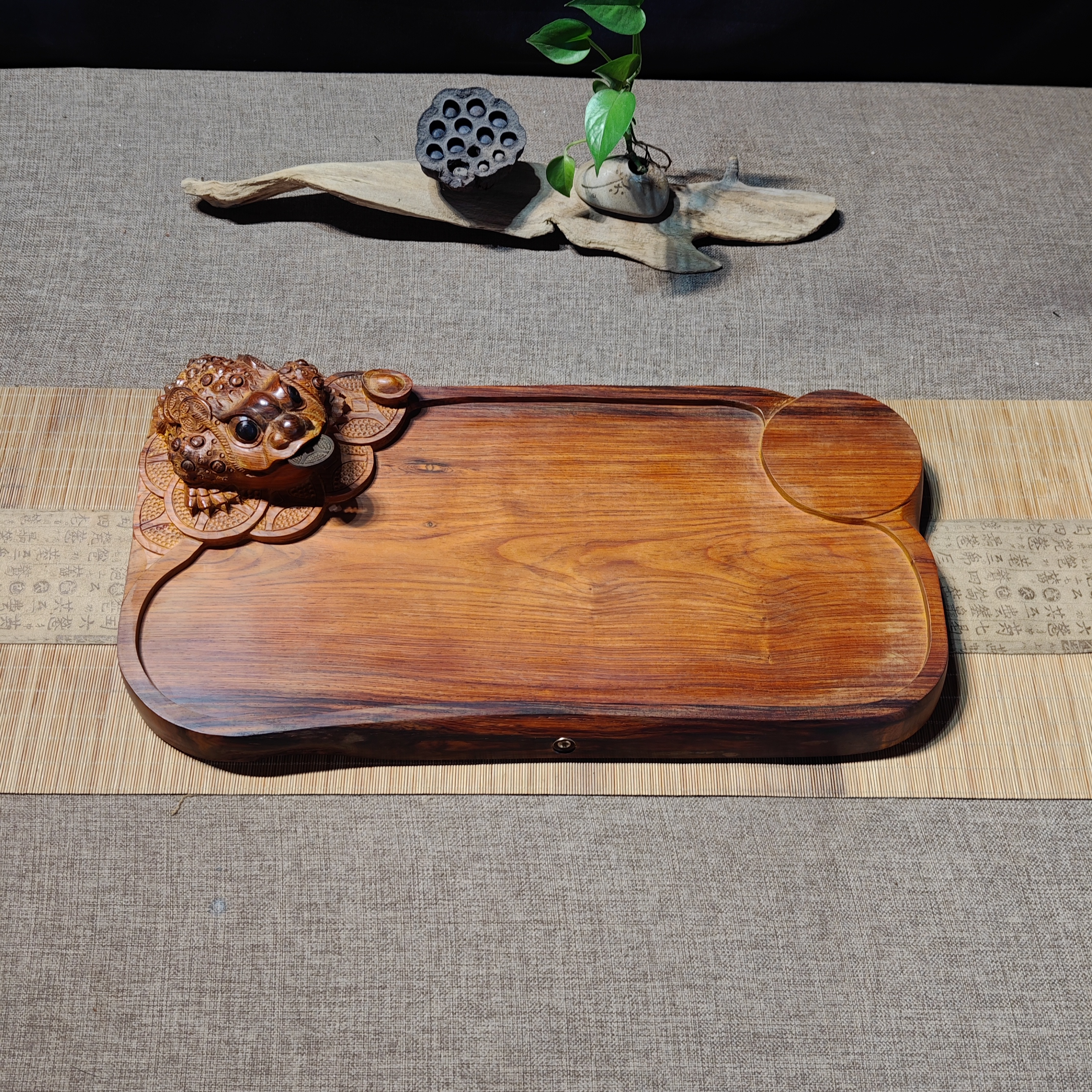 红酸枝实木茶盘微凹黄檀手工雕刻三足金蟾款原木茶盘，尺寸50*26