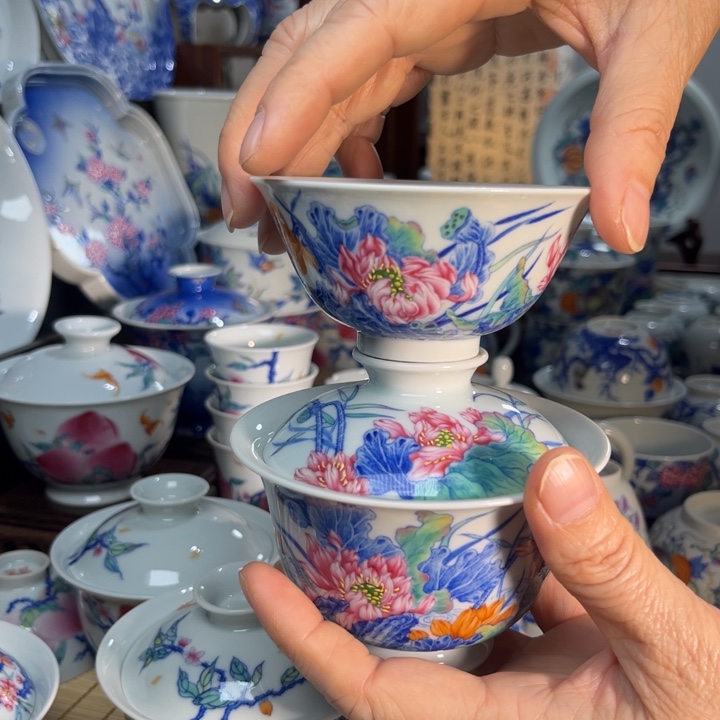 一***吻青花斗粉彩荷花盖碗加杯子