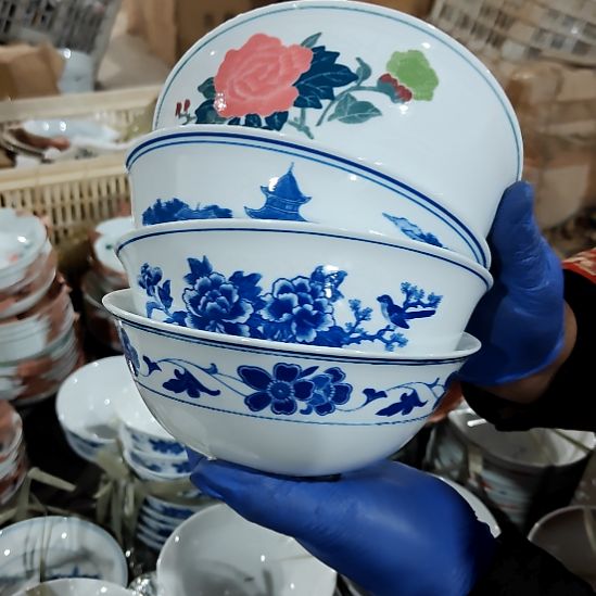 摆件盘子碗茶壶啥都有